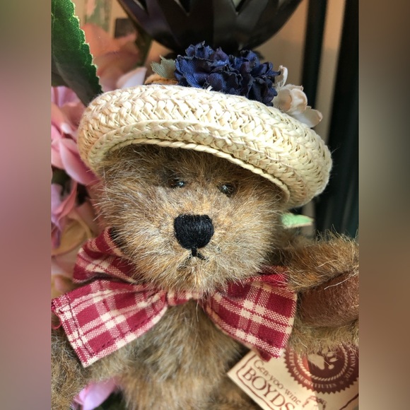 Gen-you-wine BOYDS Bears “Betty Jane Maybeary” - Picture 5 of 9